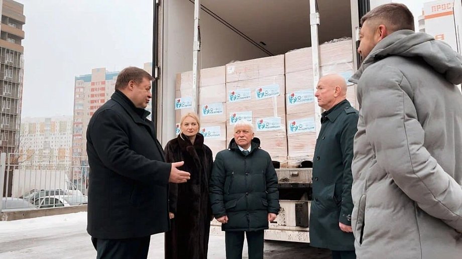 СоюзМаш и Ростех привезли к праздникам 20 000 новогодних подарков курянам