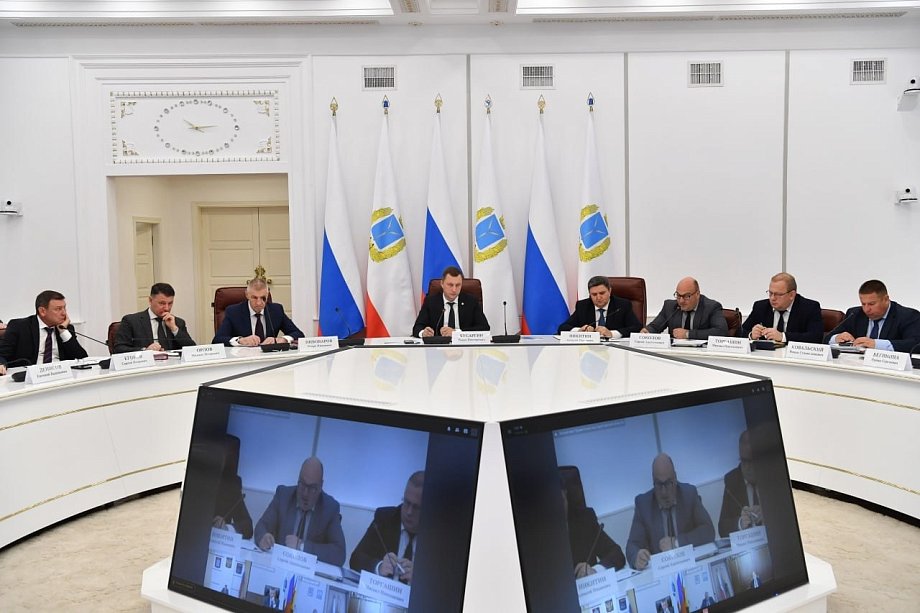 Заместитель председателя правительства области, член Союза машиностроителей Михаил Торгашин, члены правительства и главы районов приняли участие в совещании под руководством губернатора Романа Бусаргина.