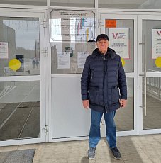 Николай Бушуев, Председатель Регионального Союза машиностроителей России, принял активное участие в выборах, отдав свой голос за одного из кандидатов.